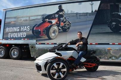 Дилер BRP PIT BULL POWERSPORTS доставил 100 000-ый Can-Am Spyder новому владельцу